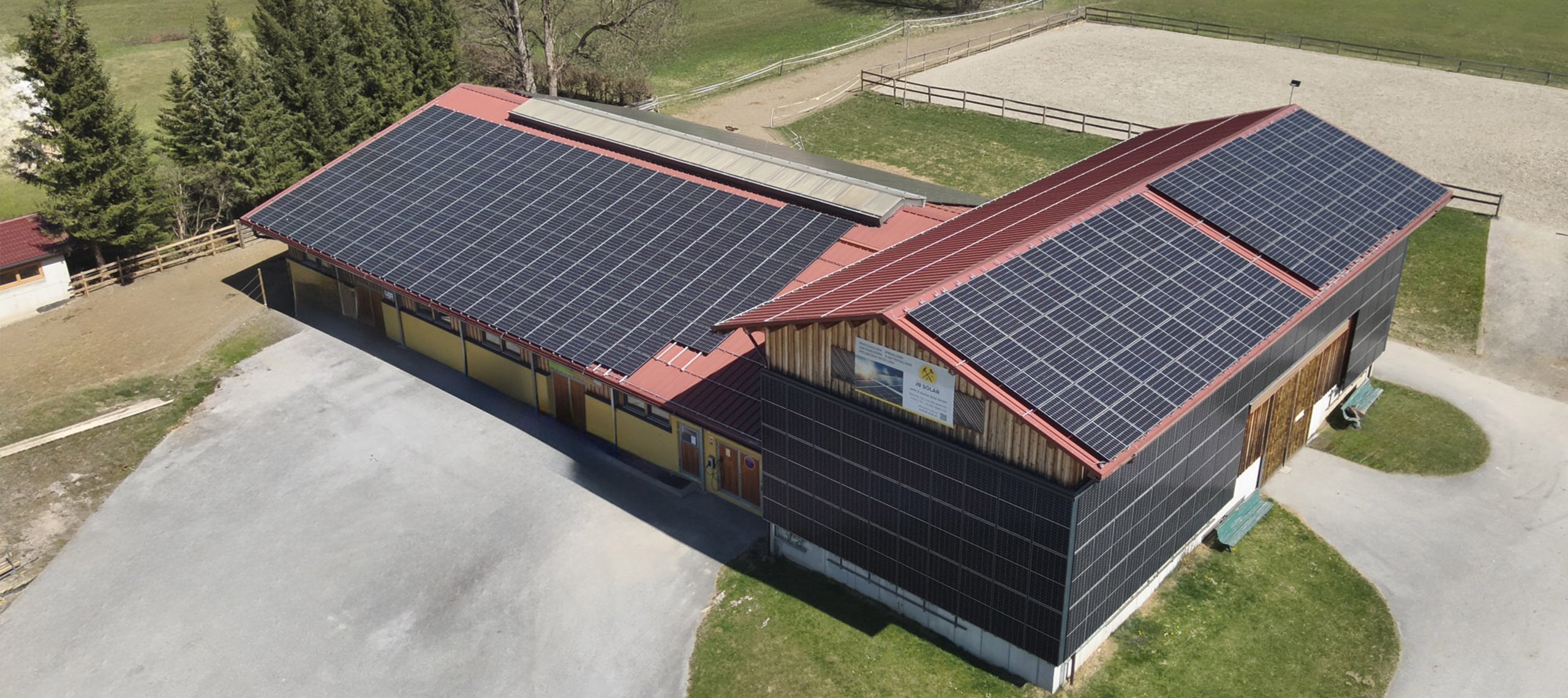 firmensitz von jb-solar, sommer, sonnenschein mit pv anlage im grünen