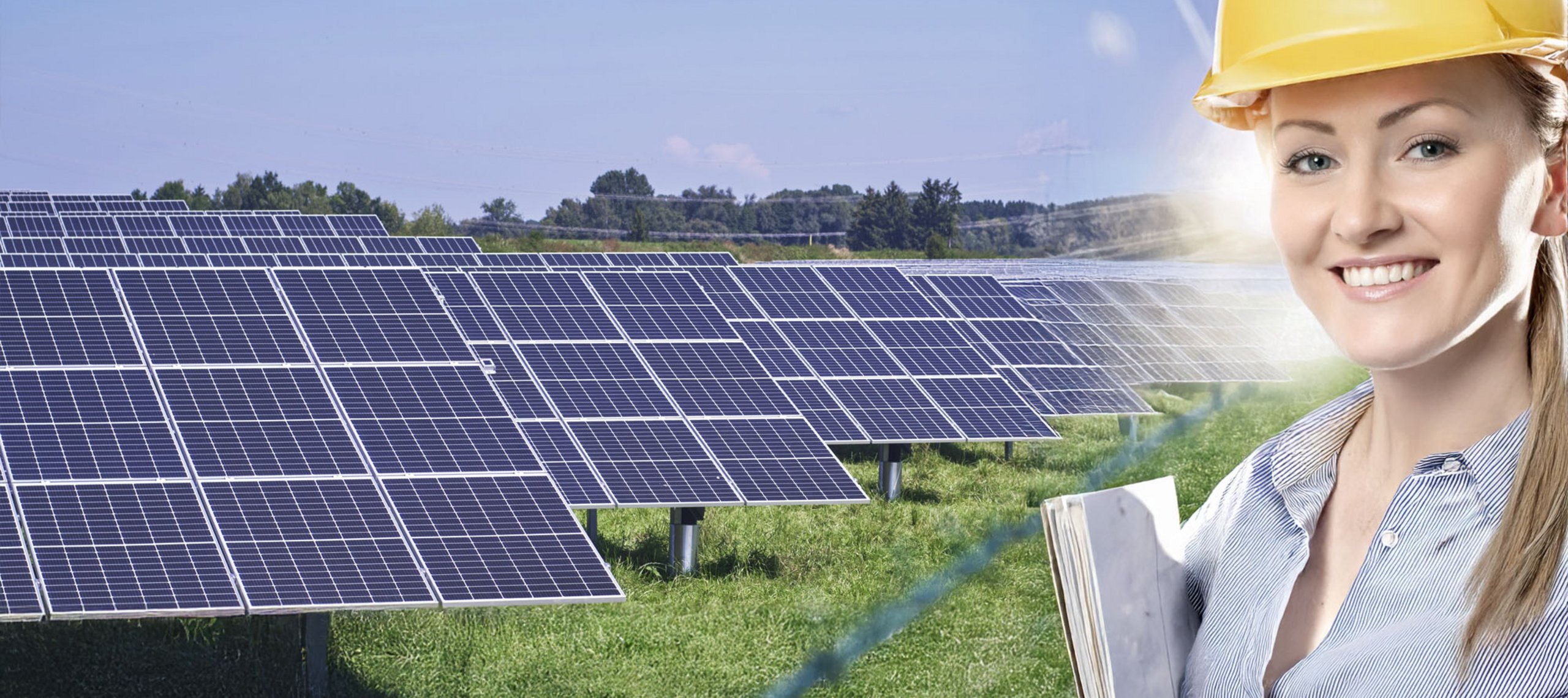 grosse pv anlage im feld, rechts freundliche frau mit bauhelm