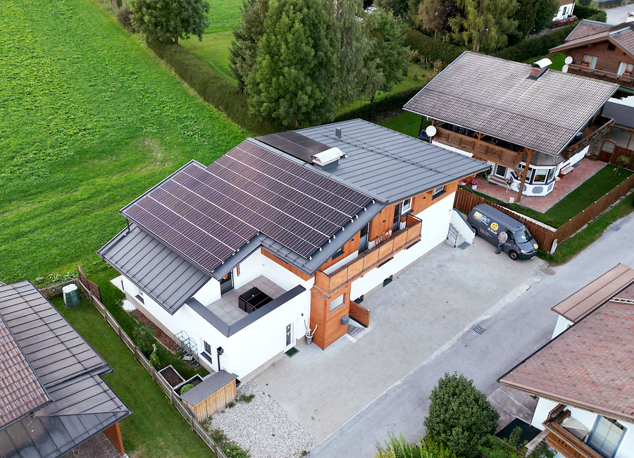 pv-anlage, einfamilienhaus im grünen - foto von oben, sommer