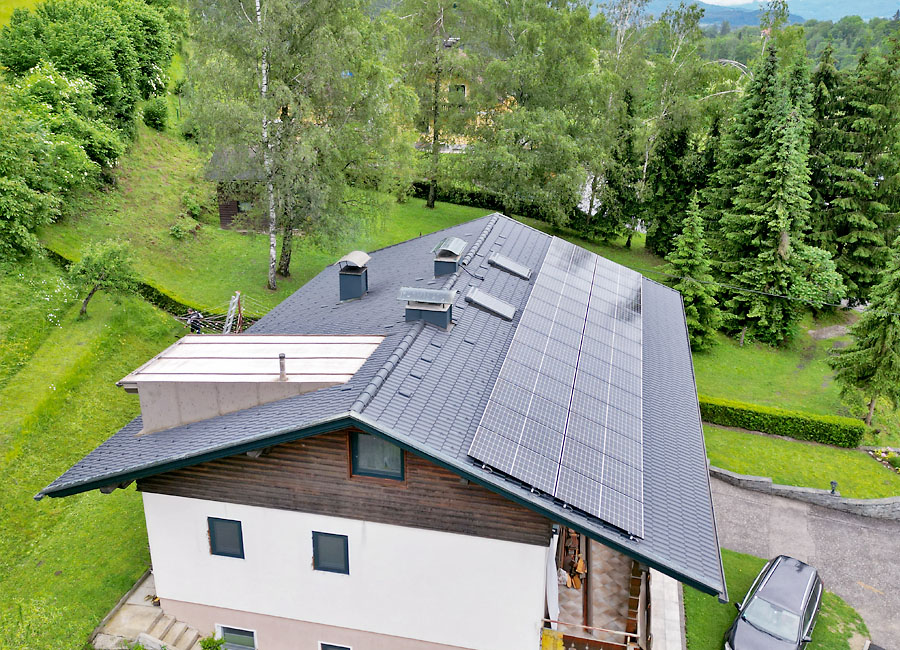 pv-anlage, einfamilienhaus mit garten - foto von oben, sommer - sonne
