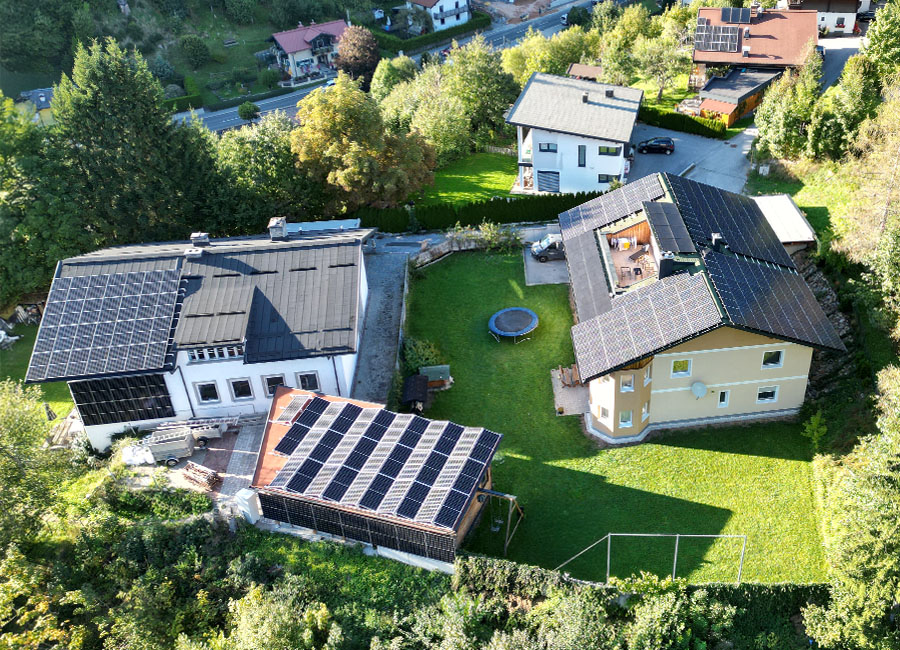pv-anlage, firmengebäude im grünen - foto von oben, sommer